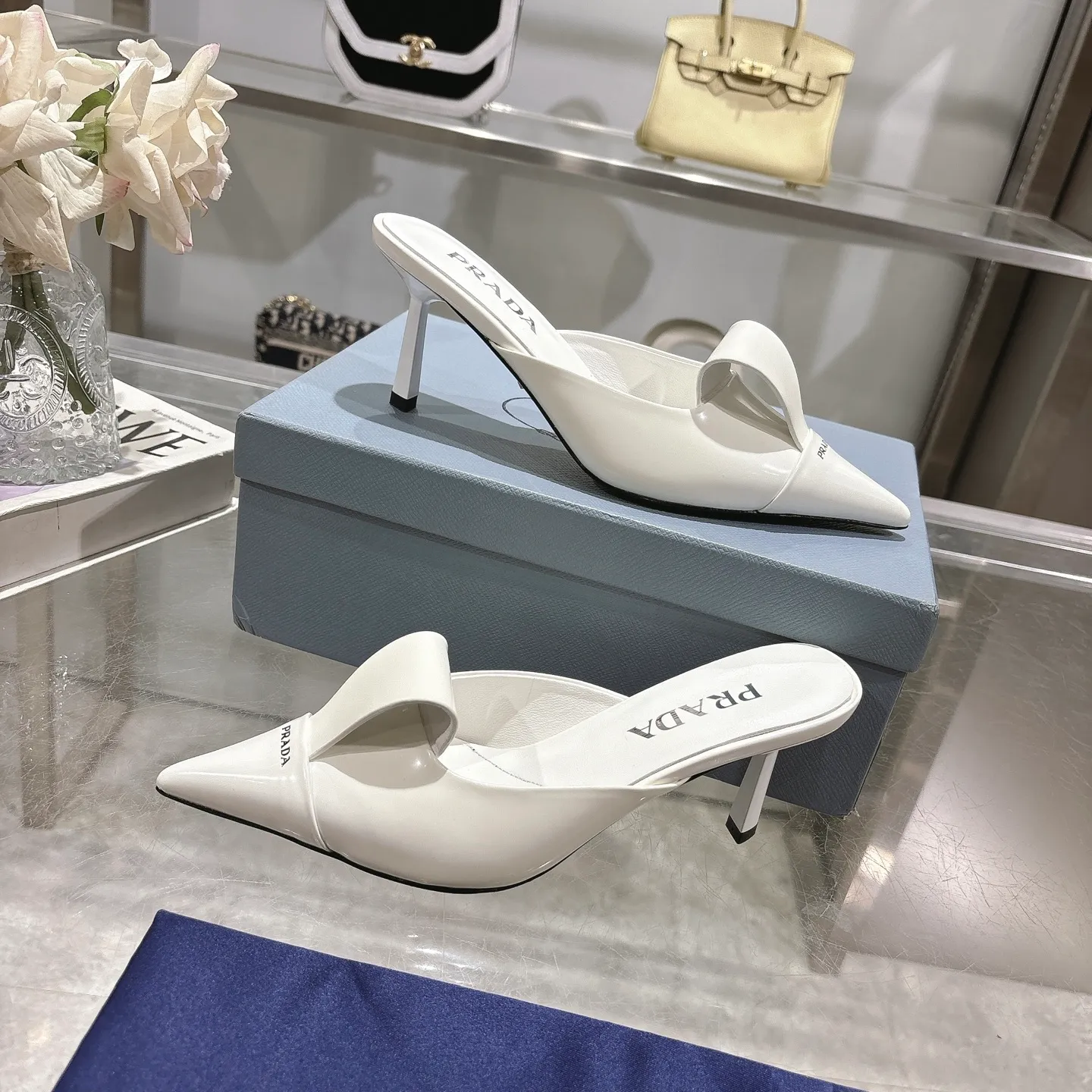 👟👟Ex-factory price 540👟👟 High version ex-factory PRADA* Prada 25ss spring and summer new Mary Jane pointed-toe high-heeled shoes fashion shoes. Purchased from the original version and developed 1:1, perfect details, comfortable on the feet, can be matched with beautiful spring and summer clothes, exquisite and durable 🤩 ✔Upper: original open-edge beaded cowhide ✔Inner: sheepskin ✔Outsole: Italian genuine leather outsole ✔Heel height: 5.5cm, 7.5cm ✔Number of yards: 35-40 (41 customized, non-refundable) ✔Packaging: Original full set of packaging